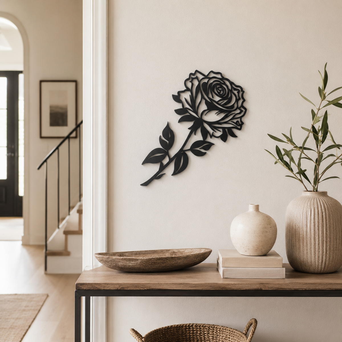 Rose Schild an der Wand im Eingangsbereich über der Konsole mit Deko