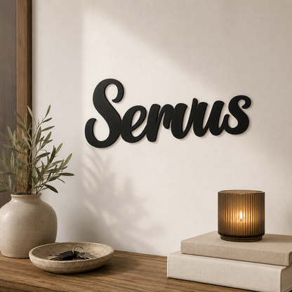 Klebendes Servus Schild als moderne Wanddekoration
