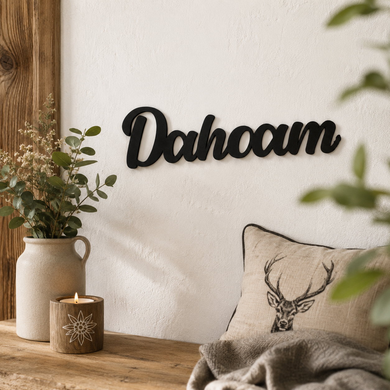 Klebendes Dahoam Schild als moderne Wanddekoration