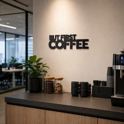 Klebendes But first Coffee Schild als moderne Wanddekoration – Produktansicht 6