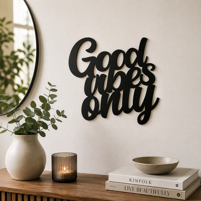 Klebendes Good vibes only Schild als moderne Wanddekoration