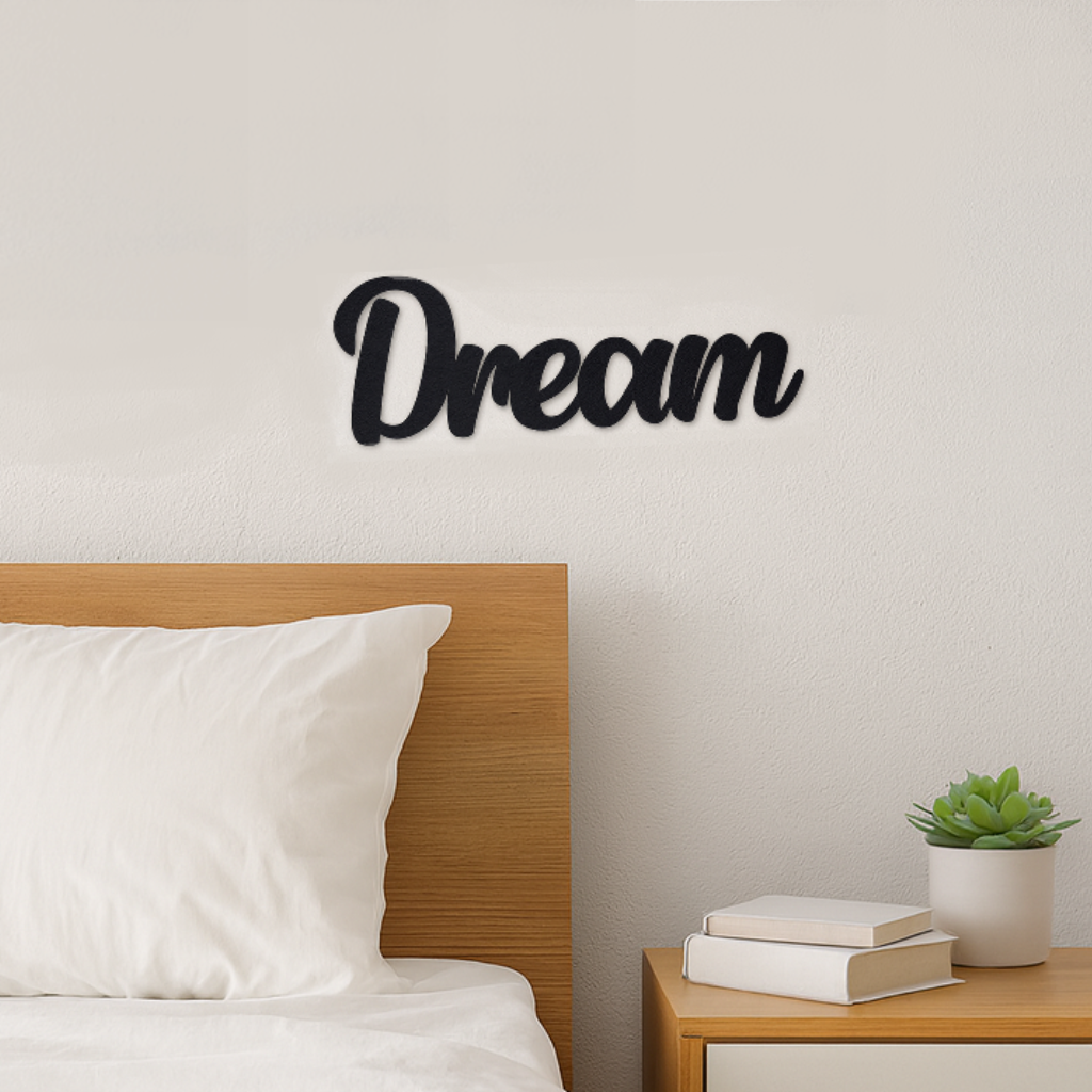 Klebendes Dream Schild als moderne Wanddekoration
