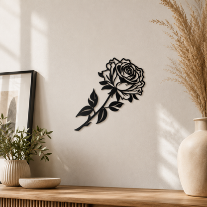 Rose Schild an der Wand über dem Sideboard, dekoriert mit Pampasgras und Vasen