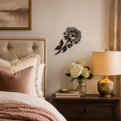 Rose Schild an der Wand über dem Nachttisch im Schlafzimmer