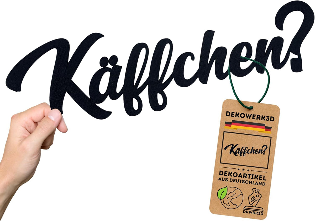 Käffchen? Schild im Lieferumfang mit Anhänger 'Dekoartikel aus Deutschland' in der Hand gehalten