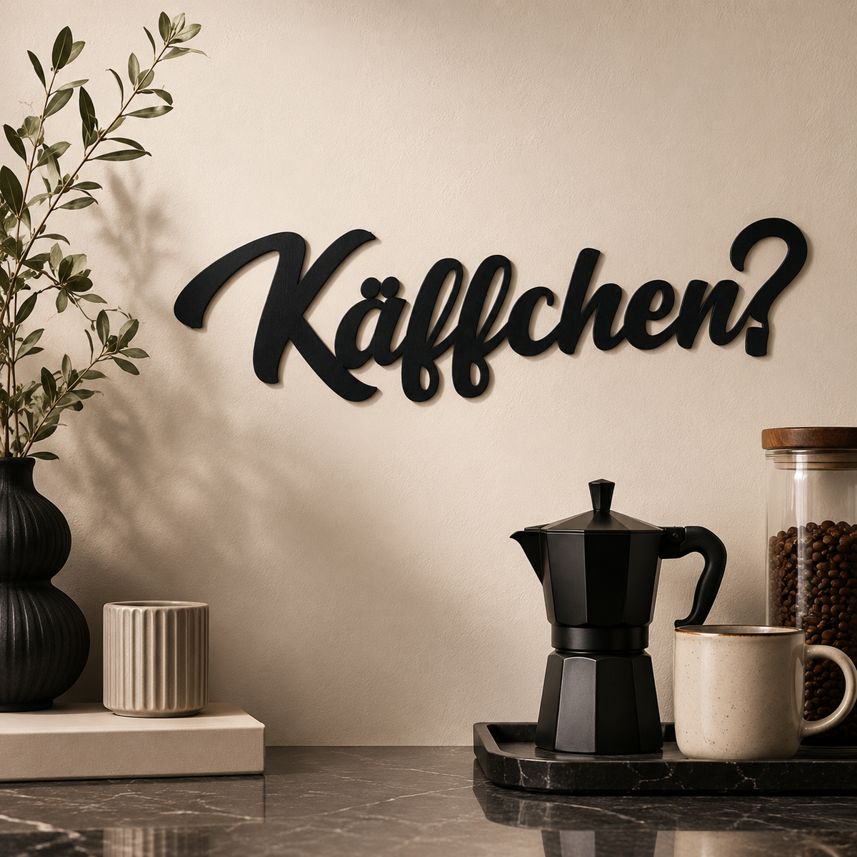 Käffchen? Schild in der Küche über Mokkakanne, Pflanze und Tasse