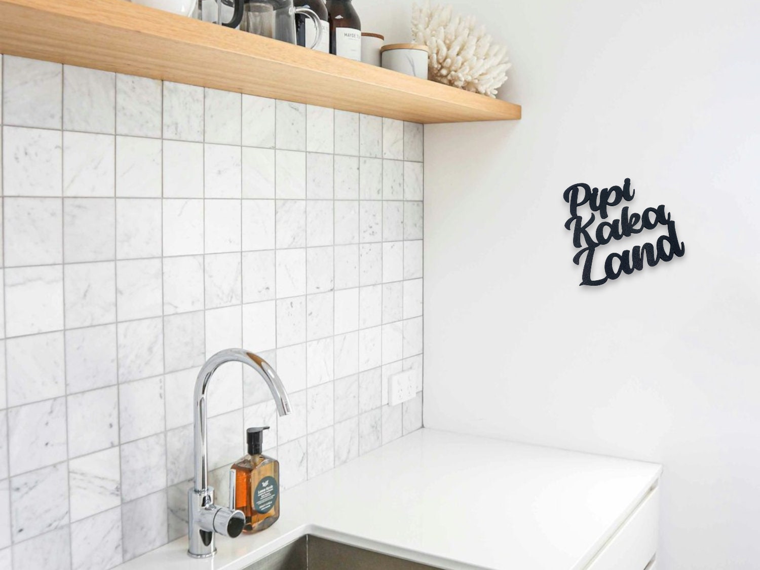 Klebendes Pipi Kaka Land Türschild als moderne Wanddekoration – Produktansicht 7