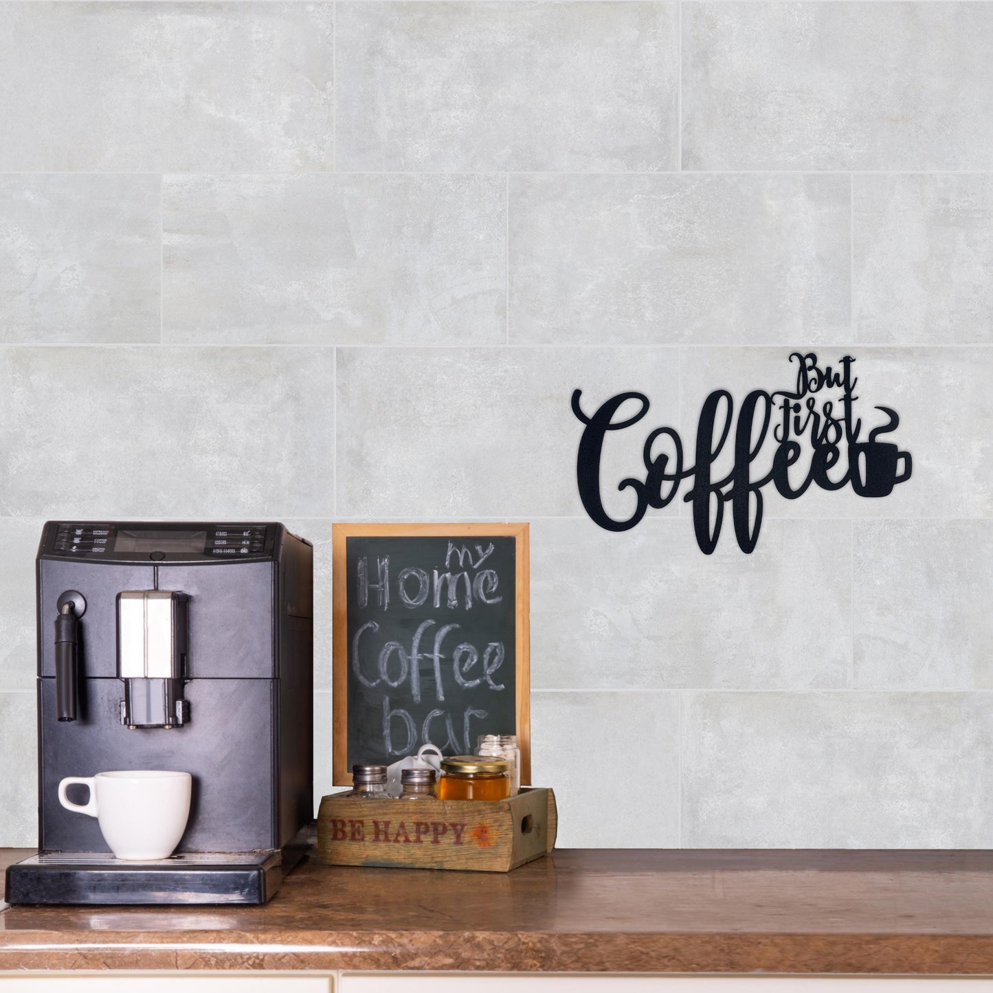 Klebendes But first Coffee Schild als moderne Wanddekoration – Produktansicht 6