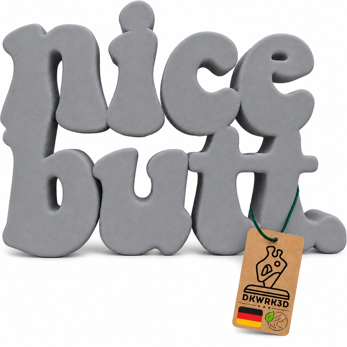 Nice Butt Aufsteller in Aschgrau mit Anhänger 'Dekoartikel aus Deutschland' vor weißem Hintergrund