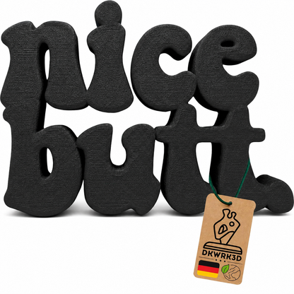 Nice Butt Aufsteller in Schwarz mit Anhänger 'Dekoartikel aus Deutschland' vor weißem Hintergrund