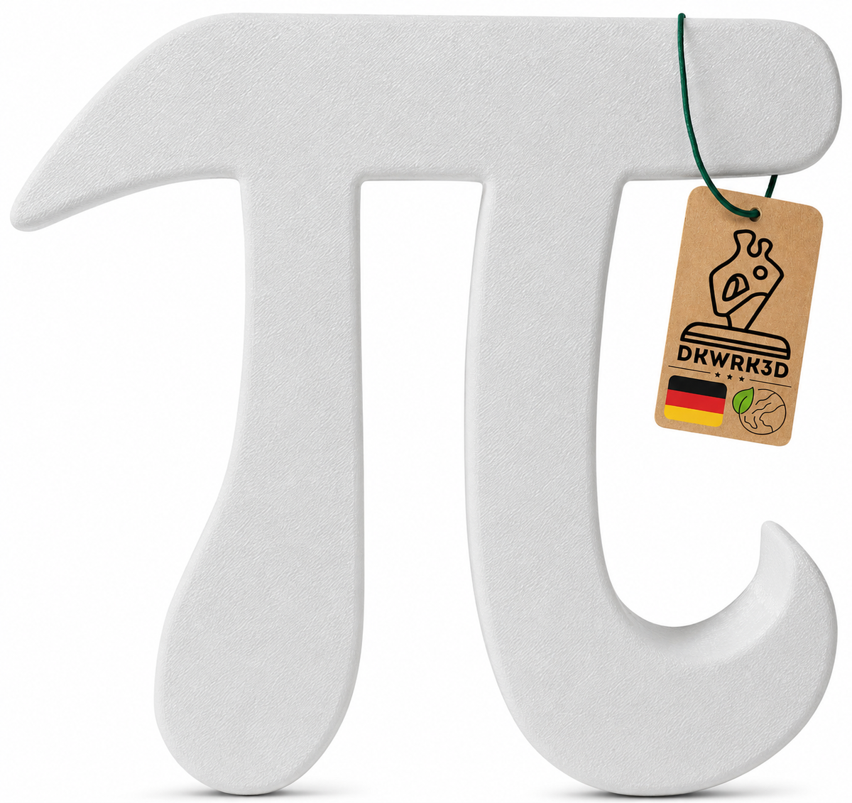 Pi Symbol Skulptur in Weiß mit Anhänger 'Dekoartikel aus Deutschland' vor weißem Hintergrund