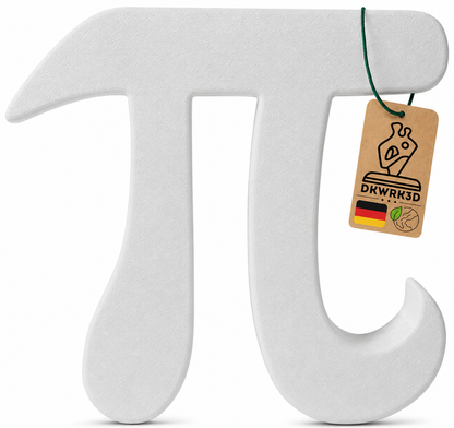 Pi Symbol Skulptur in Weiß mit Anhänger 'Dekoartikel aus Deutschland' vor weißem Hintergrund